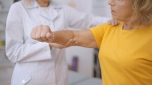 Manfaat Pijat untuk Mengurangi Kekakuan Otot pada Penderita Stroke [Waktu Baca 2 Menit]