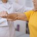 Manfaat Pijat untuk Mengurangi Kekakuan Otot pada Penderita Stroke [Waktu Baca 2 Menit]
